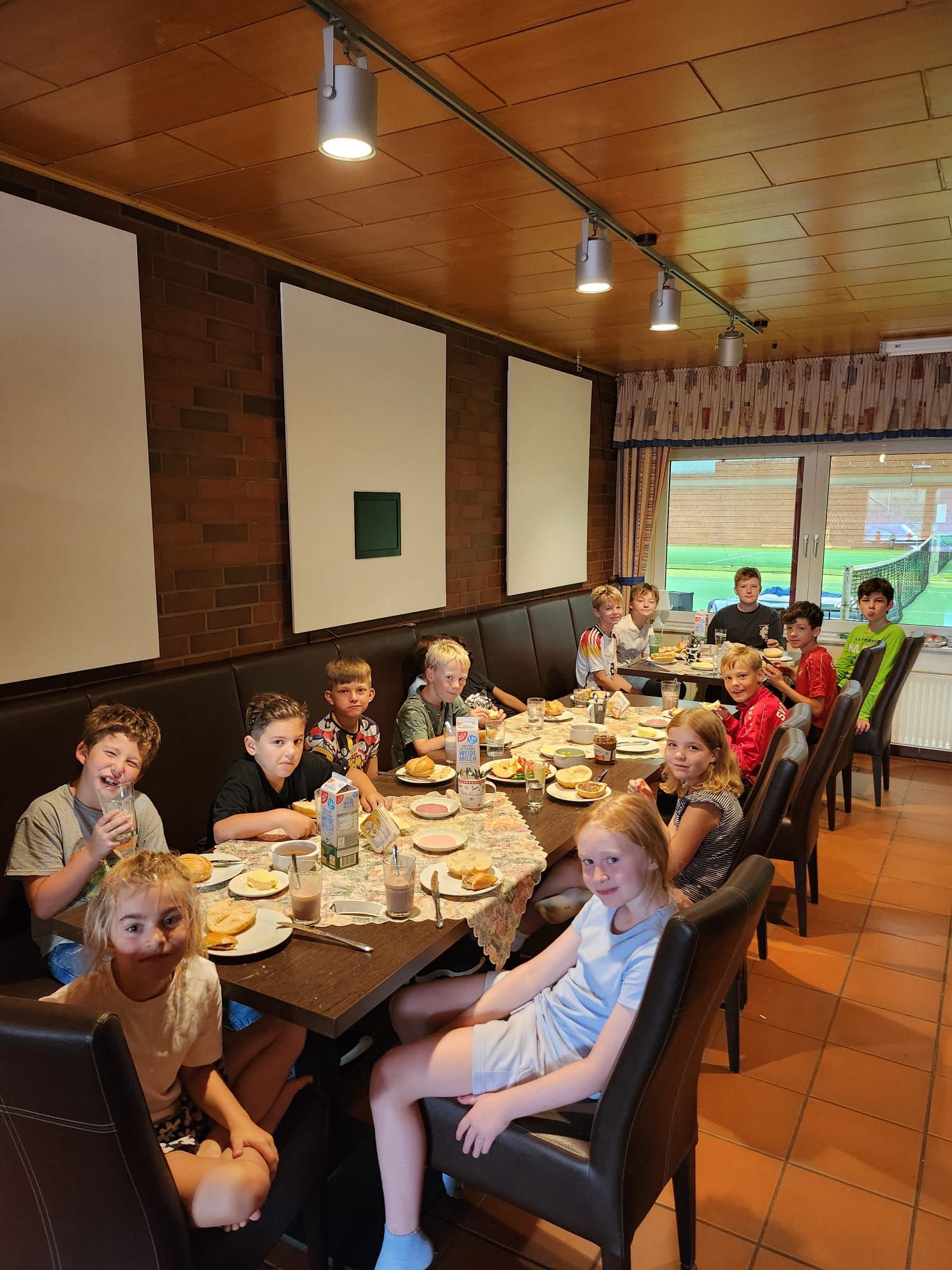 Nach Film und Nachtwanderung wird in der Tennishalle übernachtet